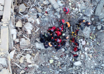 Post-tërmet në Turqi/Dëgjohen ende zëra nën rrënoja, vazhdojnë operacionet e kërkim-shpëtimit