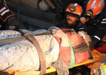 FOTOT/ Tërmeti në Turqi: Gruaja shtatzënë nxirret e gjallë pas 12 orësh nën rrënoja