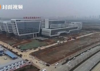U ndërtua brenda një jave, hapet një pjesë e spitalit të parë për të prekurit nga koronavirusi në Wuhan (Foto)