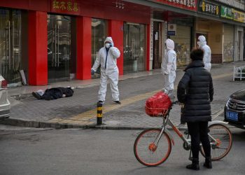 Kur psikoza është më e fortë se virusi/ Pësoi atak në zemër në rrugët e Wuhanit, por nuk e ndihmon askush nga frika e infektimit