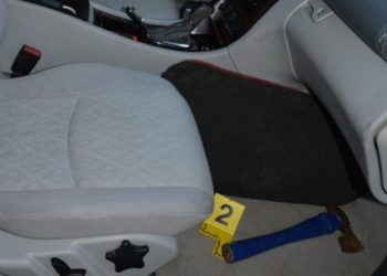 EMRI/ Pranga në Korçë mashtruesi i tmerrshëm i kërkuar në disa qarqe, ja çfarë i gjenden në “Benz” !