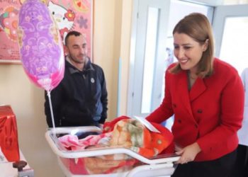 Ministrja Manastirliu viziton maternitetet e Tiranës: Gati 37,180 të porsalindur përfituan bonusin e bebes