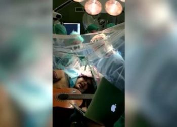 Muzikanti “nuk i dorëzohet” sëmundjes, luan në kitarë gjatë një operacioni në tru