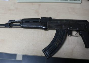 DETAJET/ Kërcënonte bashkëshorten se do ta ekzekutonte, i vihen prangat dhe i gjendet armë