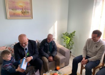 Rama dhe Veliaj i dorëzojnë çelësat e banesës së re kryefamiljarit Koxhaj në Kodër Kamëz