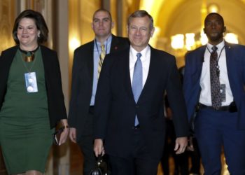 Akuzat për shpërdorim detyre, tradhti e korrupsion, avokatët e Trump nisin mbrojtjen e presidentit në Senat