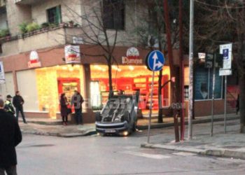 Makina kthehet përmbys në ish-Bllok, plagoset shoferja nga aksidenti