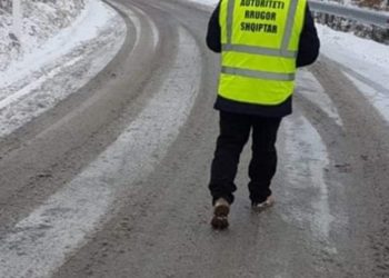 Vendi mbulohet nga bora/ Pesë makina aksident në Elbasan, plagosen dy vajza (Detaje)