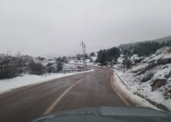 Zonat malorë në Korçë/ Bora mbulon gjithçka, por akset janë të kalueshme pa zinxhirë
