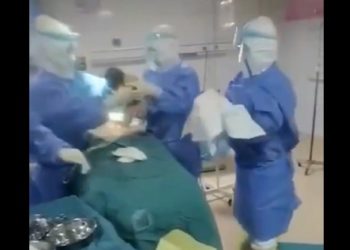 Video bëhet virale në rrjet, gruaja e prekur nga virusi në Kinë sjell në jetë fëmijën e saj
