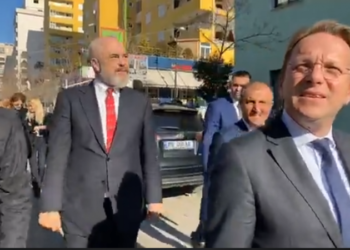 Eurokomisioneri “prek” nga afër dëmet e tërmetit në Durrës, Rama: Po fillojmë ndërtimin e dy lagjeve