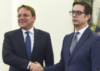 Mesazhi i eurokomisionerit në Shkup: Presim nisjen e negociatave të anëtarësimit në BE