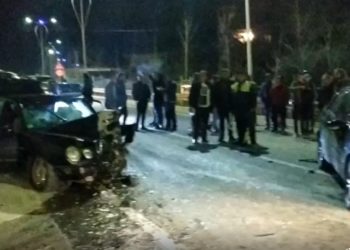 U dështoi tentativa për të parakaluar triçiklin, përplasen dy makina në Pogradec. Raportohet për 6 të plagosur