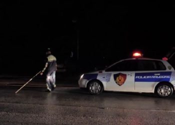 Polici ndalon dy makina për kontroll në Pogradec, por përfundon i plagosur nga një mjet i tretë