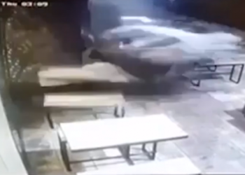Makina me shpejtësi skëterrë përfundon brenda restorantit, dalin pamjet e aksidentit në Prishtinë (Video)