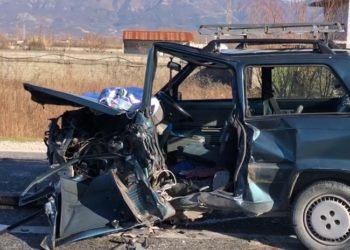 FOTO/ Përplasen dy makina në Lezhë-Shkodër, humb jetën 70-vjeçari