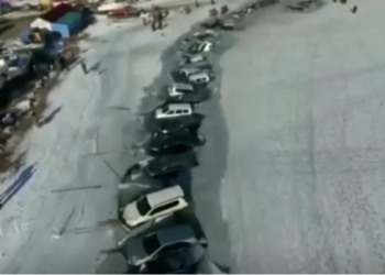VIDEO+FOTO/ Kujdes kur parkoni, mbi 40 makina përfundojnë në ujë pasi çahet akulli