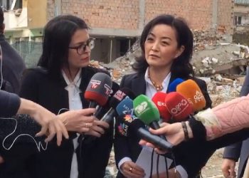 Ambasadorja amerikane nga Durrësi: Doja t’i shihja vetë dëmet e tërmetit dhe si po rikuperohen ato
