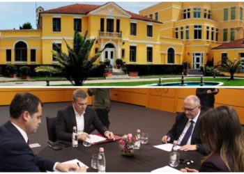 Ambasada e SHBA reagon për tryezën e Reformës Zgjedhore: Palët të ecin përpara, procesi forcon demokracinë shqiptare