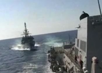 Tension në det, anija luftarake ruse i afrohet agresivisht marinës shkatërruese amerikane (Foto)