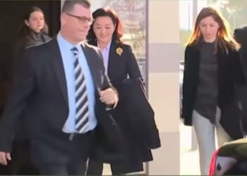 EMRI / Ambasadorja Yuri Kim merr si bodyguard arbitrin shqiptar të futbollit