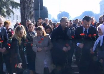 21 Janari/ Familjarët dhe përfaqësues të mazhorancës vendosin lule në bulevard ku u vranë 4 protestuesit