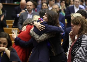 VIDEO/ “Do jeni gjithmonë pjesë e Europës”, PE miraton BREXIT me këngën e lamtumirës
