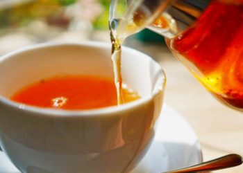 E keni tepruar me ushqimin për festa? Këto çajra ju ndihmojnë me tretjen dhe dhimbjet e stomakut