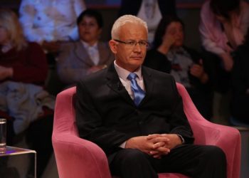 “Pasardhësi” i Tufës fyen Kadarenë: Me titullin “Oficer”, Franca dekoron vetëm kriminelët