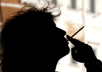 “Ndalohet cigarja edhe në ambientet e jashtme”, Milano çon në Këshillin Bashkiak nismën e guximshme