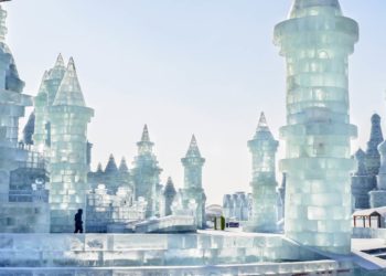 Skulpturat magjepsin turistët, Kina organizon festivalin e përvitshëm të akullit (Foto)