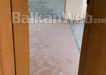 FOTO/ Grabitet televizioni lokal në Peqin, autorët shkatërrojnë e vjedhin