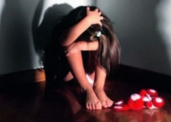 Dhunoi dy vajzat e mitura dhe burrin e nxori nga shtëpia, arrestohet nëna 43-vjeçare (Emri)