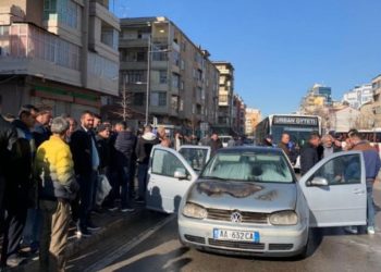 Makina merr flakë në mes të Korçës, shpëtojnë për mrekulli çifti me fëmijën 7-vjeçar