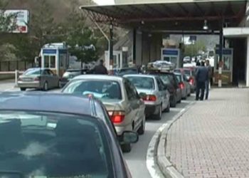 Emigrantët lënë Shqipërinë pas festave, radhë të gjata në pikat kufitare