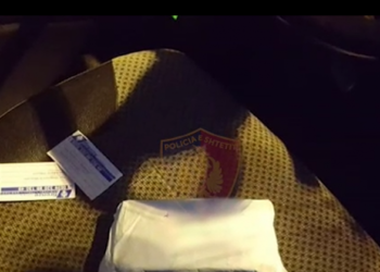 Pasaporta çeke, karta ID e patenta false të fshehura poshtë timonit, pranga shoferit të autobusit në Durrës