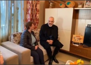 Rama e Veliaj në familjen e prekur nga tërmeti: Nuk do nxitojmë, presim vlerësimin inxhinierik