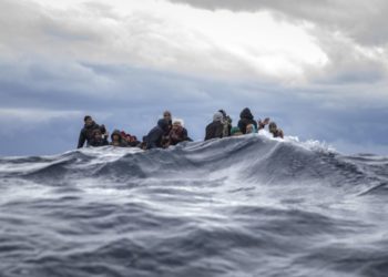 Fundoset në ujërat greke varka me 50 emigrantë, roja bregdetare: 12 persona u mbytën