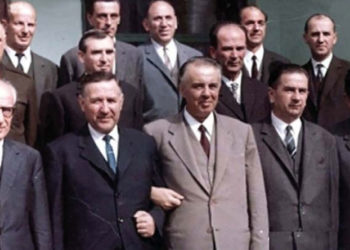 ‘BAB 008’/ Nexmije Hoxha tregon dosjen sekrete në kasafortën e Hysni Kapos dhe numëron ‘gabimet’ e Mehmetit: Ja kur u bë agjent