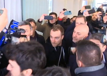 VIDEO/ Eriksen zbarkon në Milano, Conte përqafon mesfushorin, danezi përshëndet tifozët