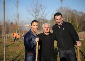 Jonida Maliqi mbjell pemë te liqeni, Veliaj: Më pak tallje, më pak pengesa. Ne kemi përveshur mëngët