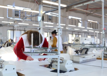 Investigimi/ “Orë të zgjatura, paga të ulëta. Të mitur që shfrytëzohen nga industria e fasonëve në Shqipë Shqipëri”