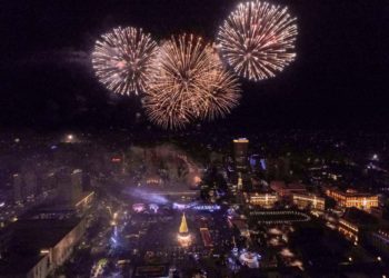 Tirana feston ndërrimin e viteve, koncert e spektakël fishekzjarresh. Rama dhe Veliaj vizitojnë dy familje të prekura nga tërmeti