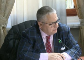 Fino përplaset me Manjën në Komision, deputeti ballist fut ‘në sherr’ socialistët