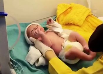 Foshnja vjen në jetë gjatë lëkundjeve të tërmetit shkatërrues në Turqi, si reaguan mjekët dhe mamitë (Video)