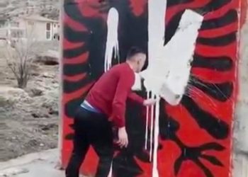 Skandal në Tuz të Malit të Zi/ Mercenari serb fshin me bojë flamurin shqiptar (Foto)