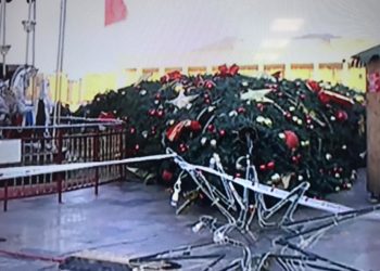 Era e fortë rrëzon pemët në Tiranë, bie edhe pema e Vitit të Ri në sheshin “Skënderbej” (Foto)