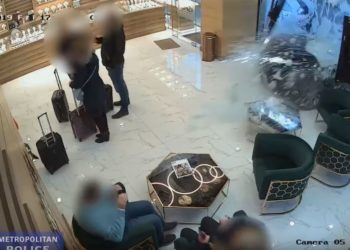 Video spektakolare e grabitjes së argjendarisë në Angli, maskat shpërthejnë xhamin me “Range Rover” si në filma
