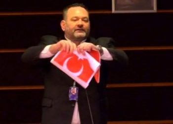 “Të dënohet me burg”, Turqia reagon ndaj eurodeputetit grek që u grisi flamurin në Parlamentin Europian