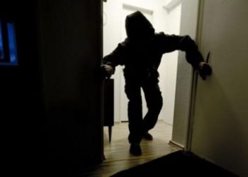 Rikthehen “maskat” në Fier, grabisin një banesë në qendër të qytetit